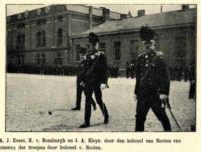 98170 Afbeelding van kolonel S.I. van Nooten tijdens de inspectie van de troepen op het terrein van de Kazerne der ...